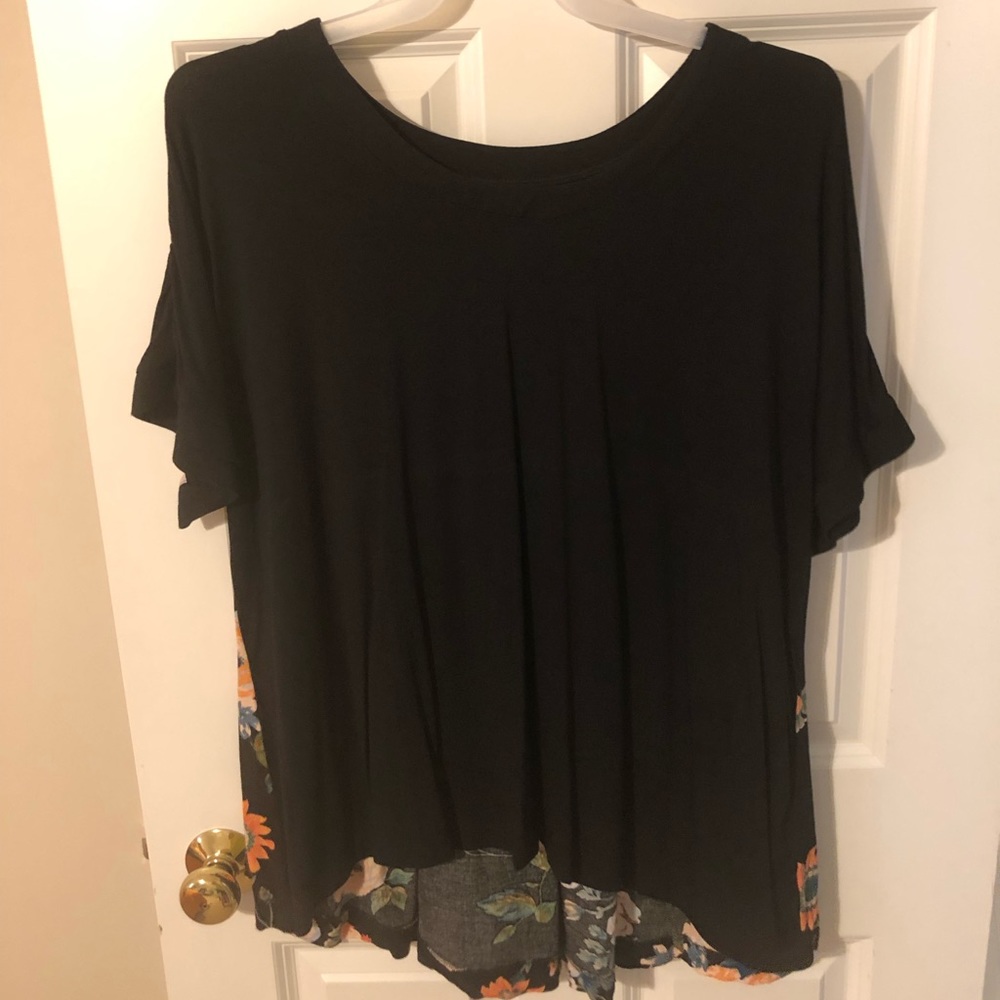 Ava & Viv flowery and black top—2X
